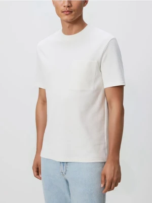 Reserved - Strukturalny t-shirt comfort fit - złamana biel