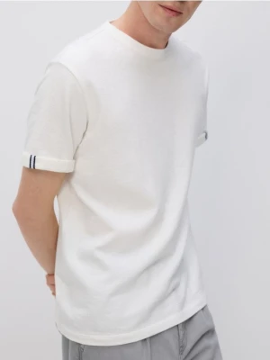 Reserved - Strukturalny t-shirt comfort fit - złamana biel