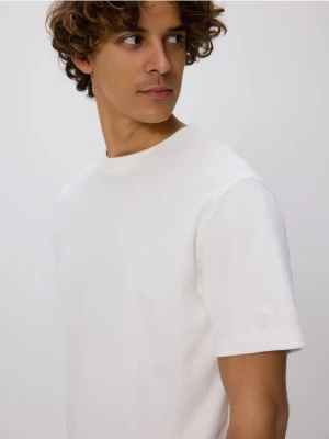 Reserved - Strukturalny t-shirt comfort fit - złamana biel