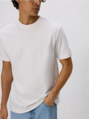 Reserved - Strukturalny t-shirt comfort fit - złamana biel