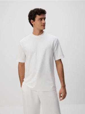 Reserved - Strukturalny t-shirt comfort fit - złamana biel