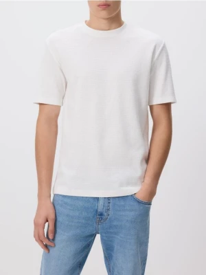 Reserved - Strukturalny t-shirt comfort fit - złamana biel