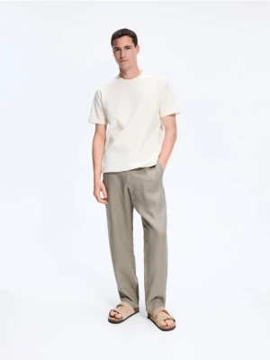 Reserved - Strukturalny t-shirt comfort fit - złamana biel