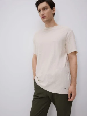 Reserved - Strukturalny t-shirt regular - beżowy