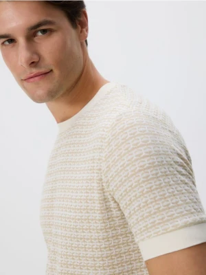 Reserved - Strukturalny t-shirt regular - beżowy