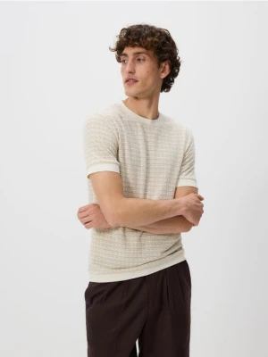 Reserved - Strukturalny t-shirt regular - beżowy