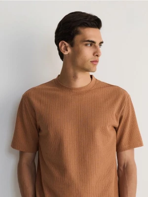 Reserved - Strukturalny t-shirt regular - brązowy