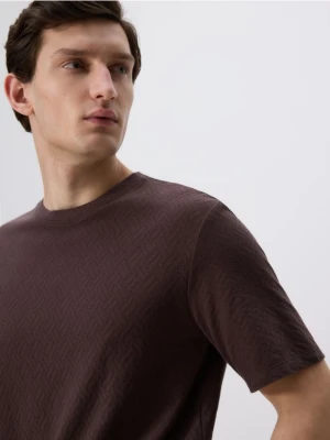 Reserved - Strukturalny t-shirt regular - ciemnobrązowy