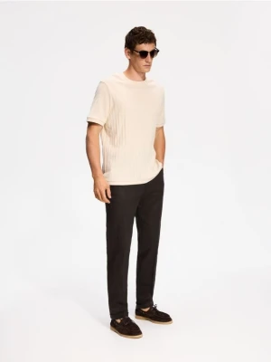 Reserved - Strukturalny t-shirt regular fit - beżowy