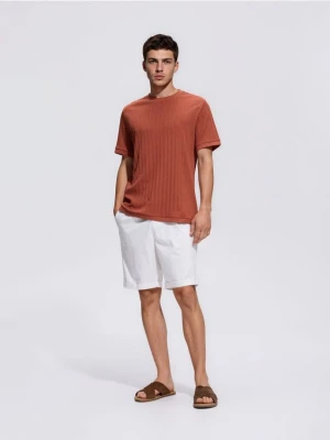 Reserved - Strukturalny t-shirt regular fit - bordowy