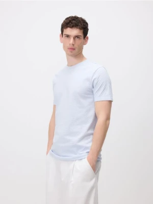 Reserved - Strukturalny t-shirt regular fit - jasnoniebieski