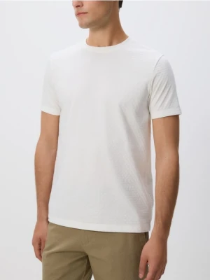 Reserved - Strukturalny t-shirt regular fit - złamana biel
