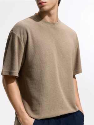 Reserved - Strukturalny t-shirt relaxed fit - brązowy