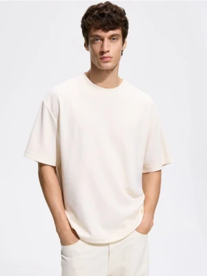 Reserved - Strukturalny t-shirt relaxed fit - złamana biel