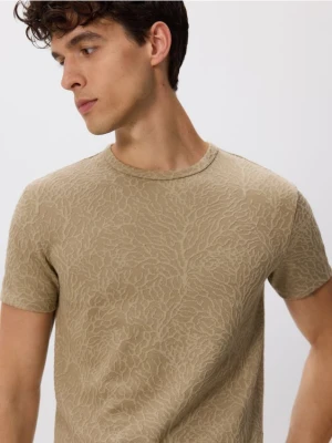 Reserved - Strukturalny t-shirt slim - beżowy