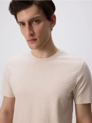 Reserved - Strukturalny t-shirt slim - kremowy