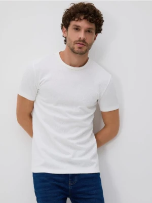 Reserved - Strukturalny t-shirt slim - złamana biel
