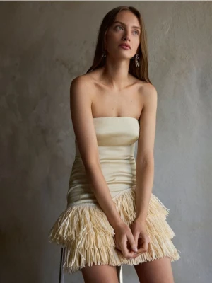 Reserved - Sukienka bandeau z frędzlami - kremowy