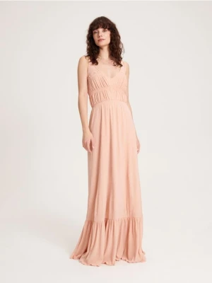Reserved - Sukienka maxi na ramiączkach - brzoskwiniowy
