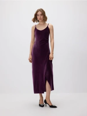Reserved - Sukienka maxi z asymetrycznym rozcięciem - ciemnofioletowy