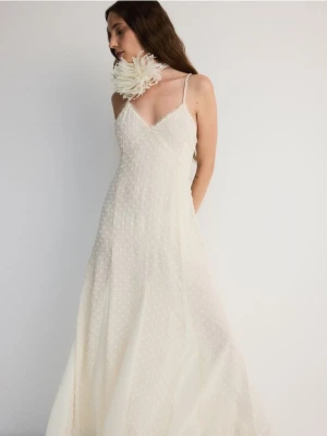 Reserved - Sukienka maxi z kreszowanej tkaniny - złamana biel