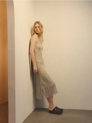 Reserved - Sukienka maxi z metaliczną nicią - wielobarwny