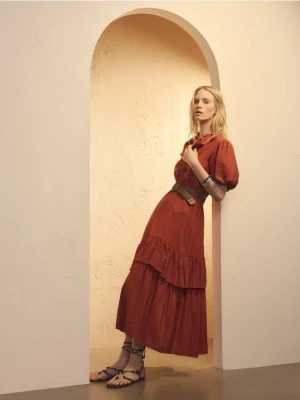 Reserved - Sukienka maxi z paskiem - bordowy