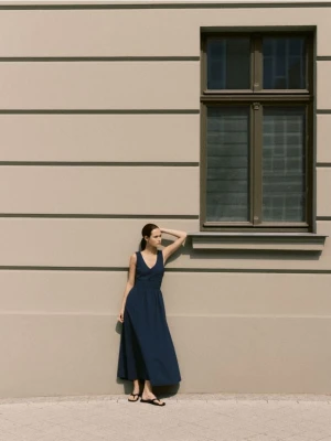 Reserved - Sukienka maxi z wiązaniem na plecach - granatowy