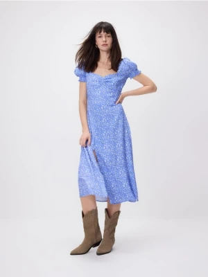 Reserved - Sukienka midi w kwiaty - jasnoniebieski