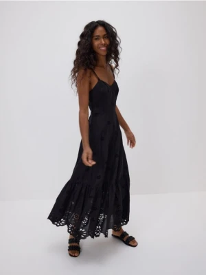 Reserved - Sukienka midi z ażurowym haftem - czarny