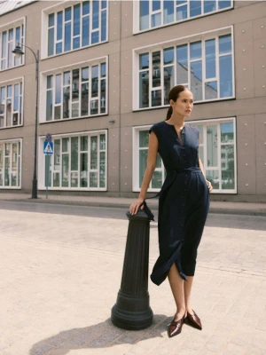 Reserved - Sukienka midi z dodatkiem lnu - granatowy