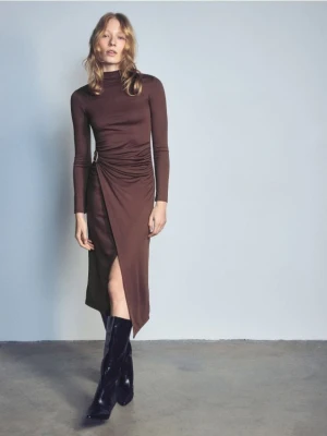 Reserved - Sukienka midi z drapowaniem - ciemnobrązowy