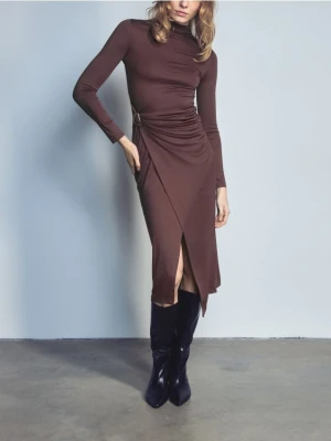 Reserved - Sukienka midi z drapowaniem - ciemnobrązowy