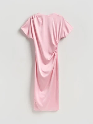 Reserved - Sukienka midi z drapowaniem - różowy