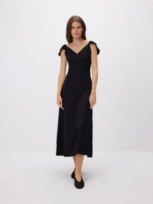 Reserved - Sukienka midi z falbaną - czarny