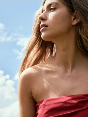 Reserved - Sukienka midi z falbanami - czerwony