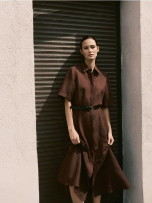 Reserved - Sukienka midi z lnem - brązowy