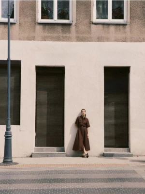 Reserved - Sukienka midi z lnem - brązowy