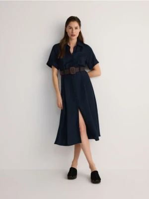 Reserved - Sukienka midi z lnem i plecionym paskiem - granatowy
