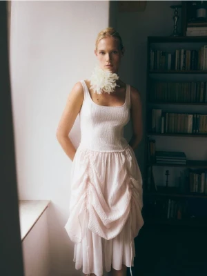 Reserved - Sukienka midi z lyocellem - pastelowy róż