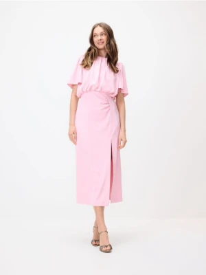 Reserved - Sukienka midi z marszczeniem - pastelowy róż