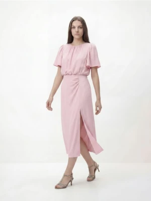 Reserved - Sukienka midi z marszczeniem - pastelowy róż