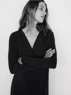 Reserved - Sukienka midi z modalem - bordowy