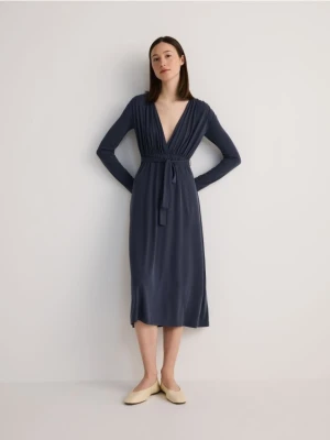 Reserved - Sukienka midi z modalem - granatowy