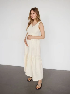 Reserved - Sukienka midi z muślinu - kremowy