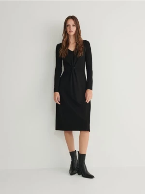 Reserved - Sukienka midi z ozdobnym detalem - czarny