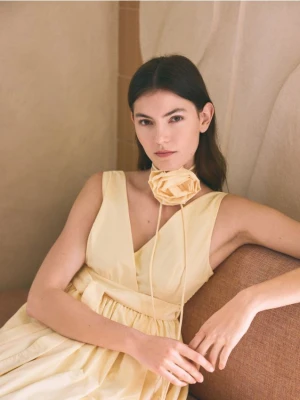 Reserved - Sukienka midi z ozdobnym paskiem - jasnożółty