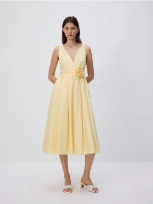 Reserved - Sukienka midi z ozdobnym paskiem - jasnożółty