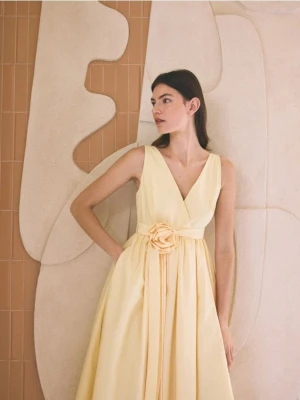 Reserved - Sukienka midi z ozdobnym paskiem - jasnożółty