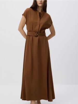 Reserved - Sukienka midi z paskiem - brązowy